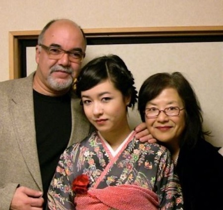 The actress Maya Erskine (middle) with her father Peter Erskine (Jazz drummer) and mother Mutsuko Erskine